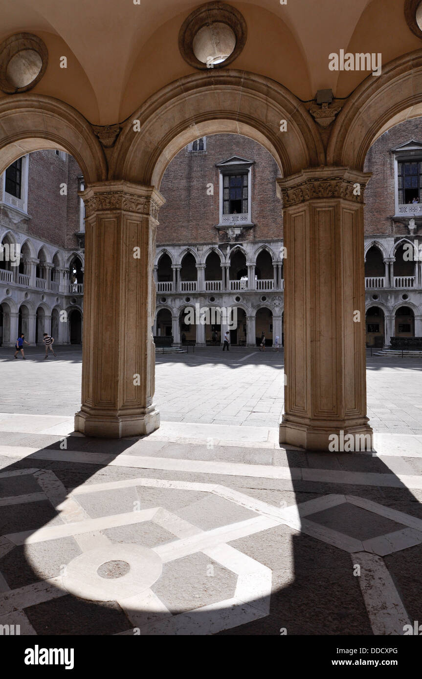 Guardando al di fuori del palazzo dei Dogi di Venezia Italia Foto Stock