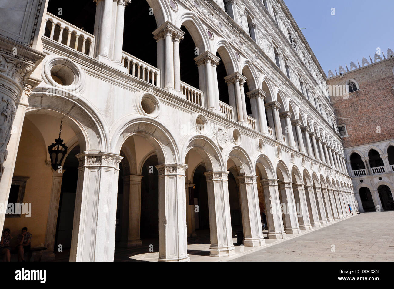 Guardando al di fuori del palazzo dei Dogi di Venezia Italia Foto Stock