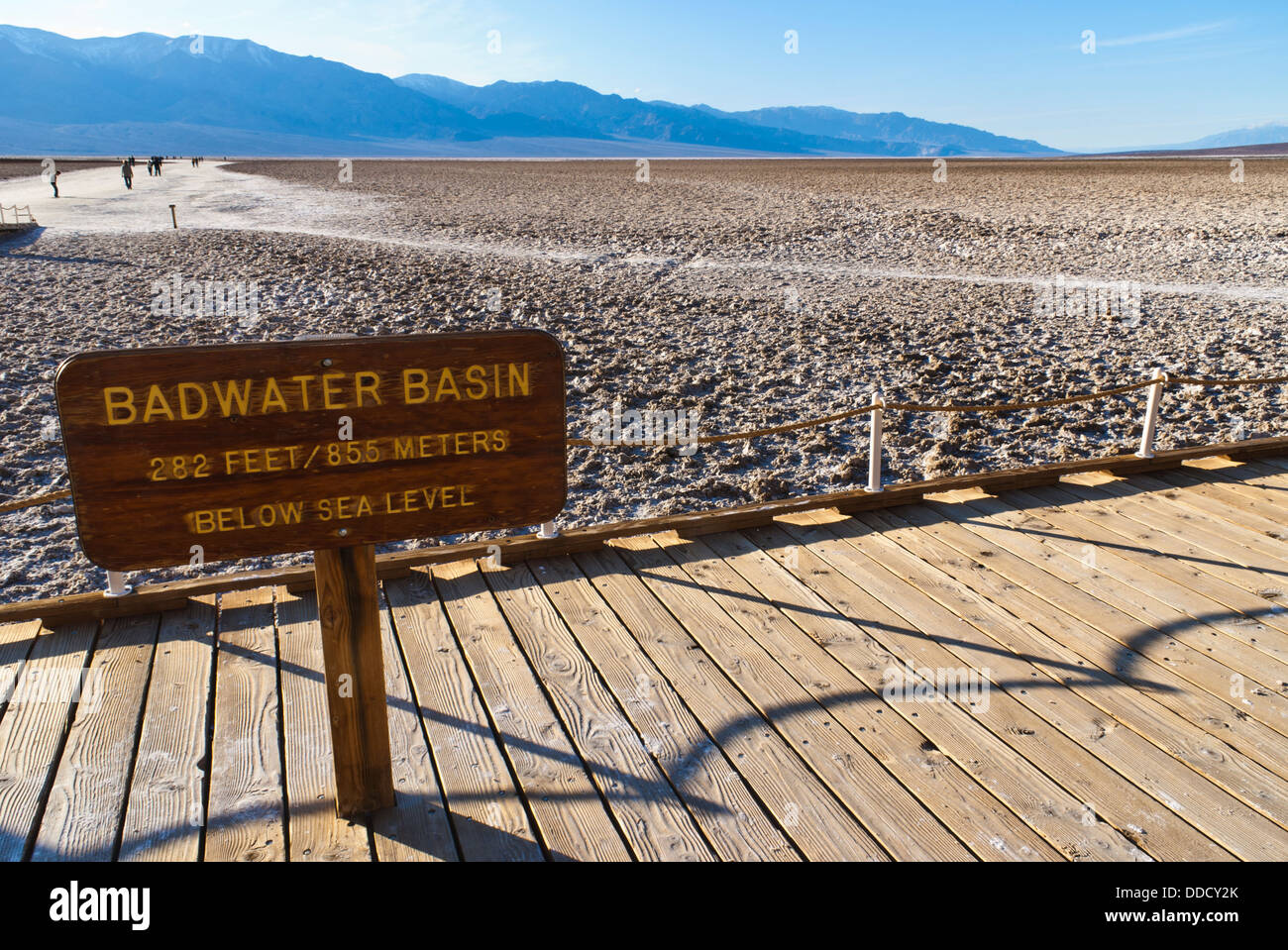 Badwater Basin nel Parco Nazionale della Valle della Morte, il punto più basso nel Nord America, elevazione 282 ft (86 m sotto il livello del mare. Foto Stock