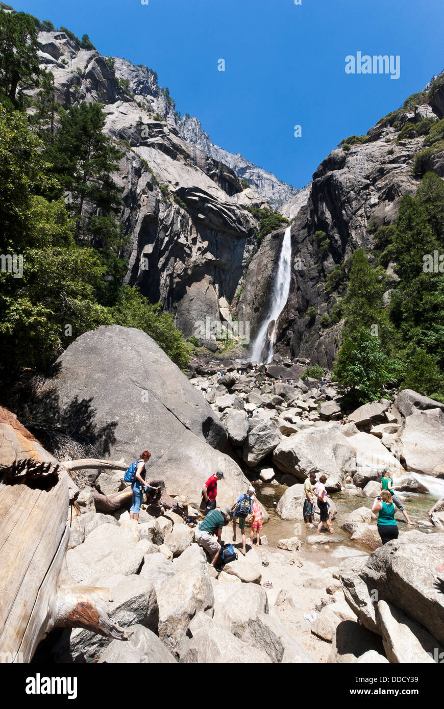 I turisti il raffreddamento in acqua in una calda giornata estiva, minore caduta di Yosemite in background. Parco Nazionale di Yosemite, CA, Stati Uniti d'America. Foto Stock