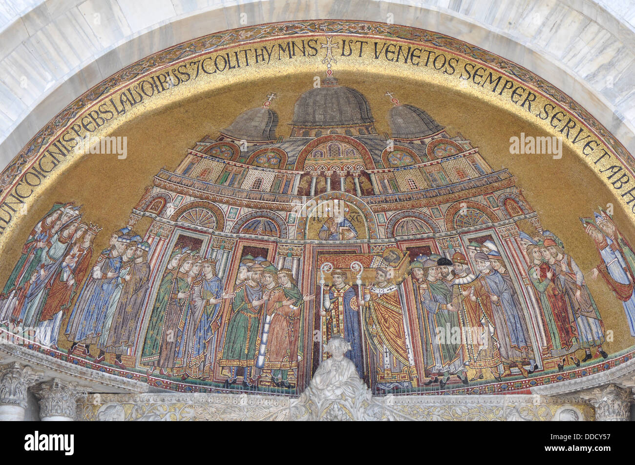 La pittura religiosa sulla porta anteriore di San Marco Chiesa, Venezia Italia Foto Stock