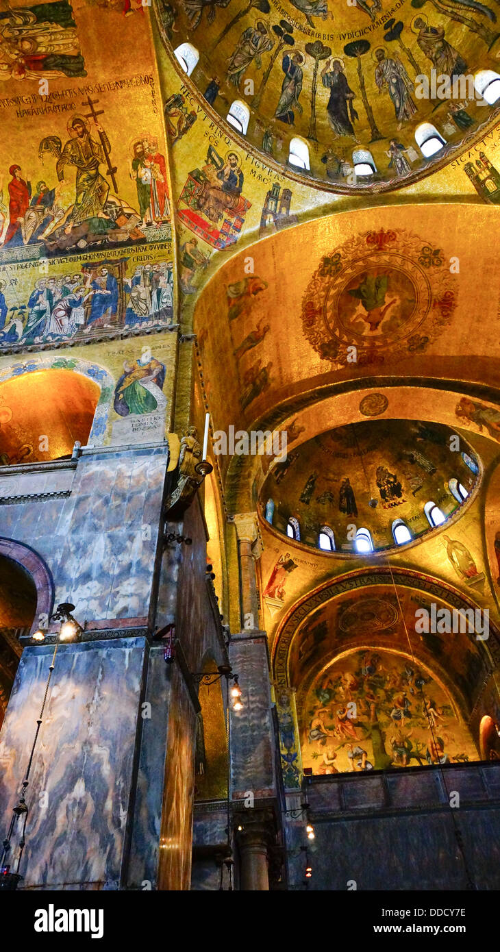 Mosaico religioso dipinto sulla cupola di San Marco chiesa interna, Venezia Italia Foto Stock