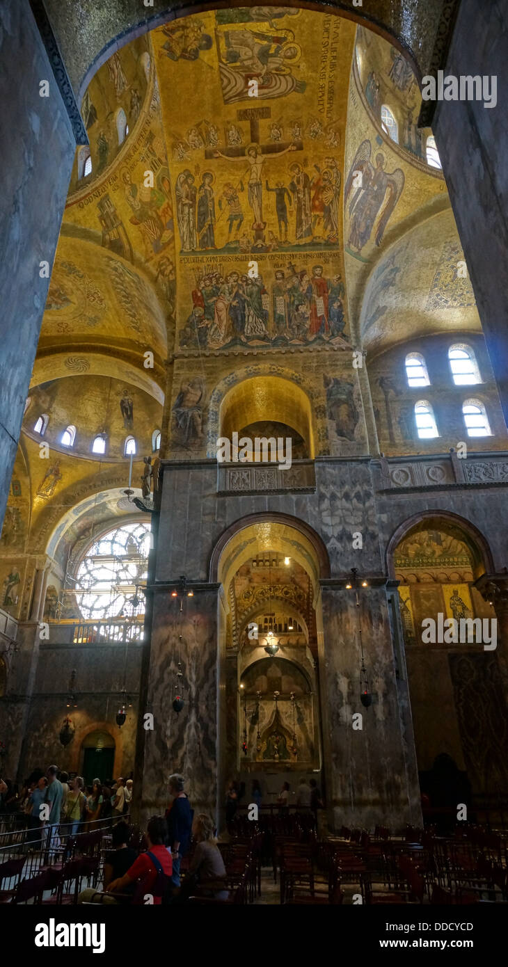 Mosaico religioso dipinto sulla cupola di San Marco chiesa interna, Venezia Italia Foto Stock