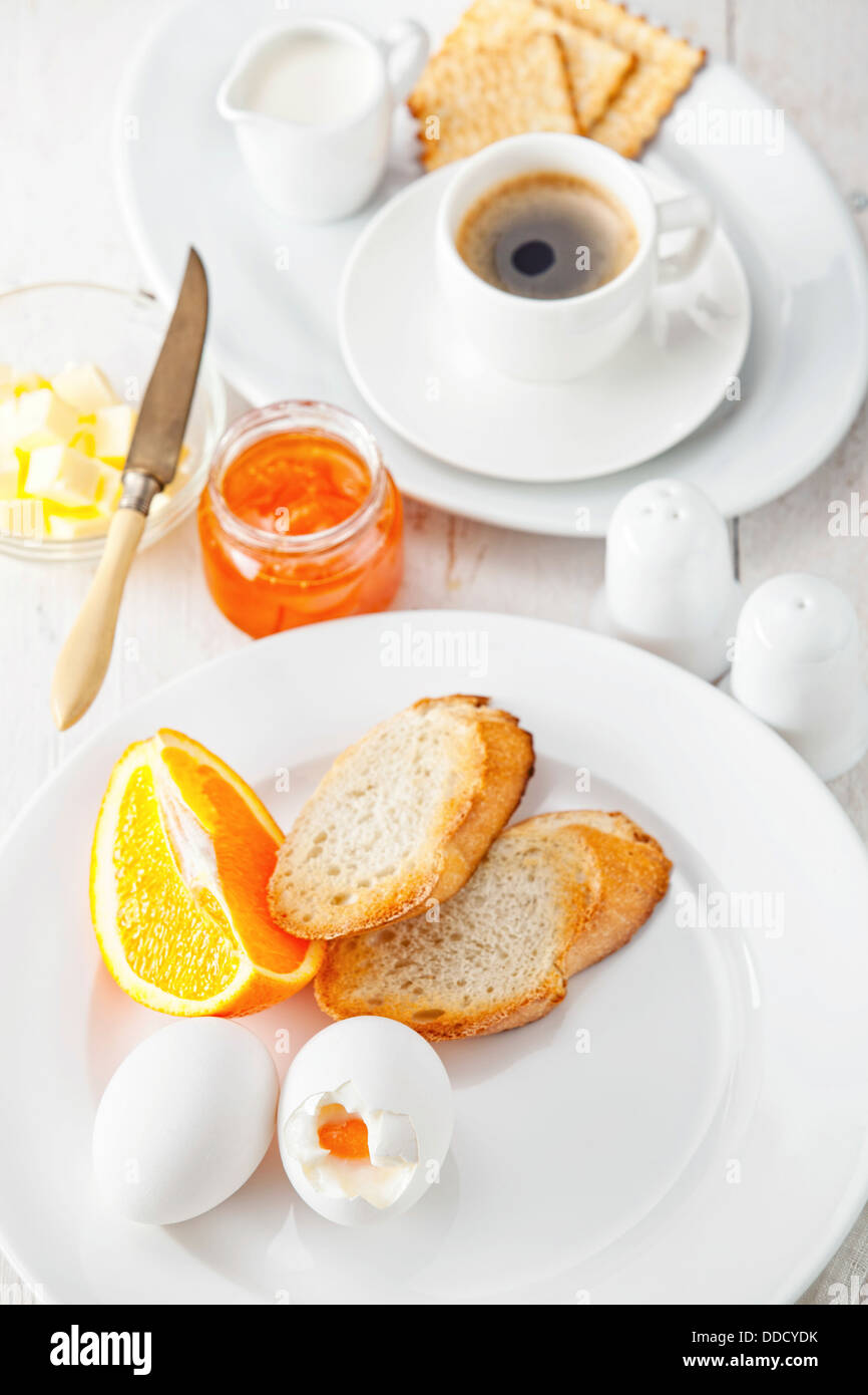 Uova, Toast e caffè per la prima colazione Foto Stock