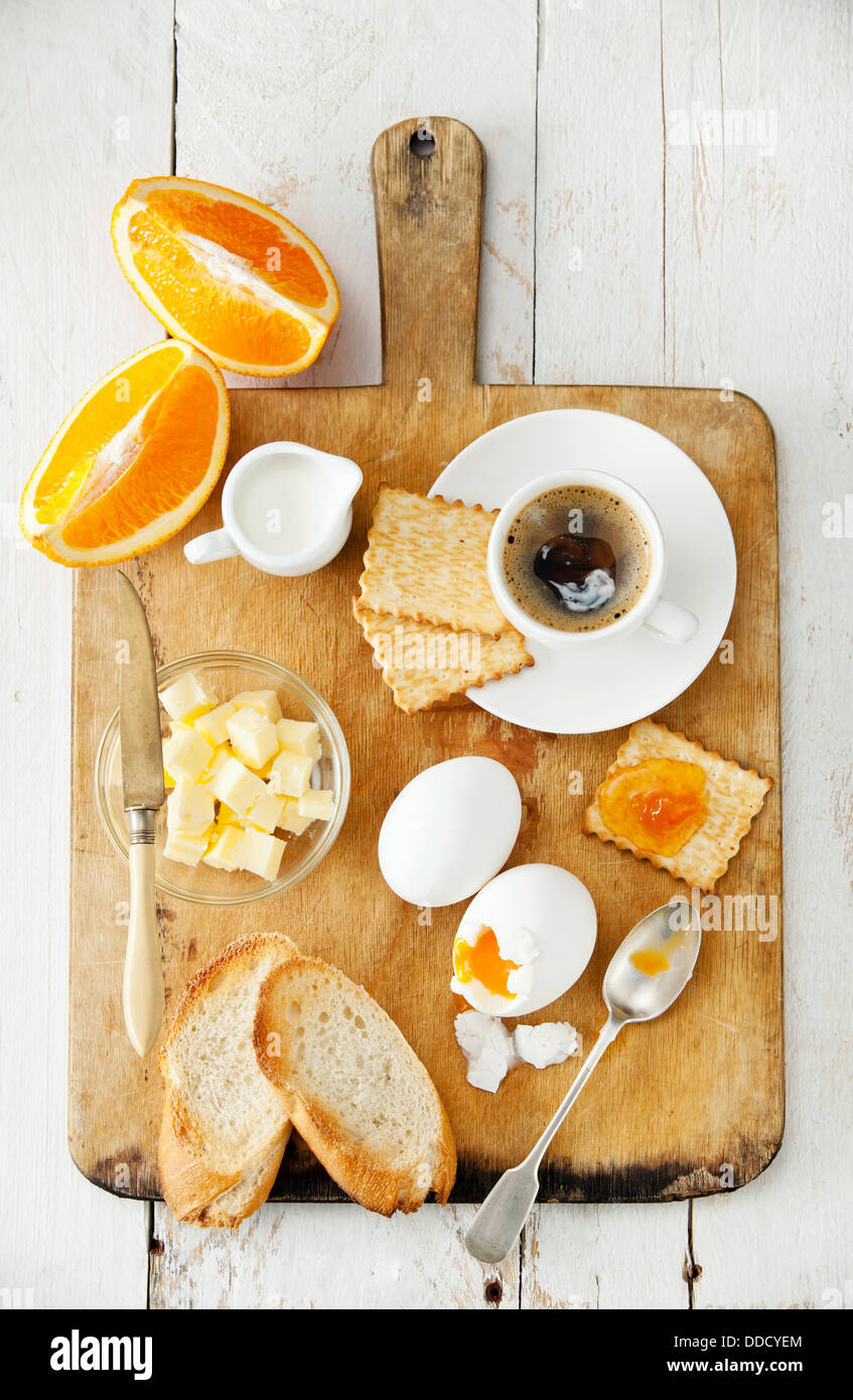 La prima colazione tradizionale uova con caffè Foto Stock