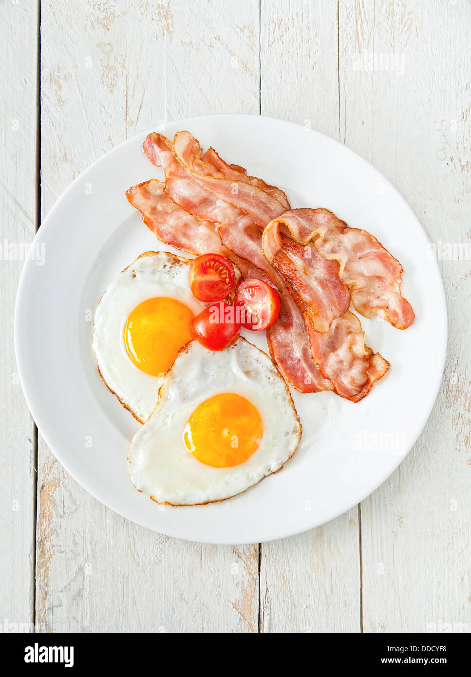 Uova e pancetta con pomodoro per la prima colazione Foto Stock
