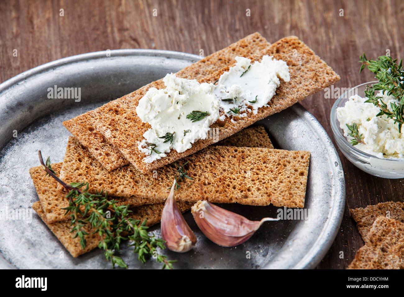 Pane croccante con crema di formaggio Foto Stock
