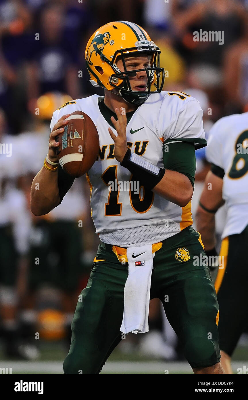Manhattan Kansas, Stati Uniti d'America. Il 30 agosto, 2013. Agosto 30,2013: North Dakota State Bison quarterback Brock Jensen #16 in azione durante il NCAA Football gioco tra Nord Dakota State e Kansas membro; a Bill Snyder famiglia Stadium di Manhattan, Kansas. Kendall Shaw/CSM/Alamy Live News Foto Stock