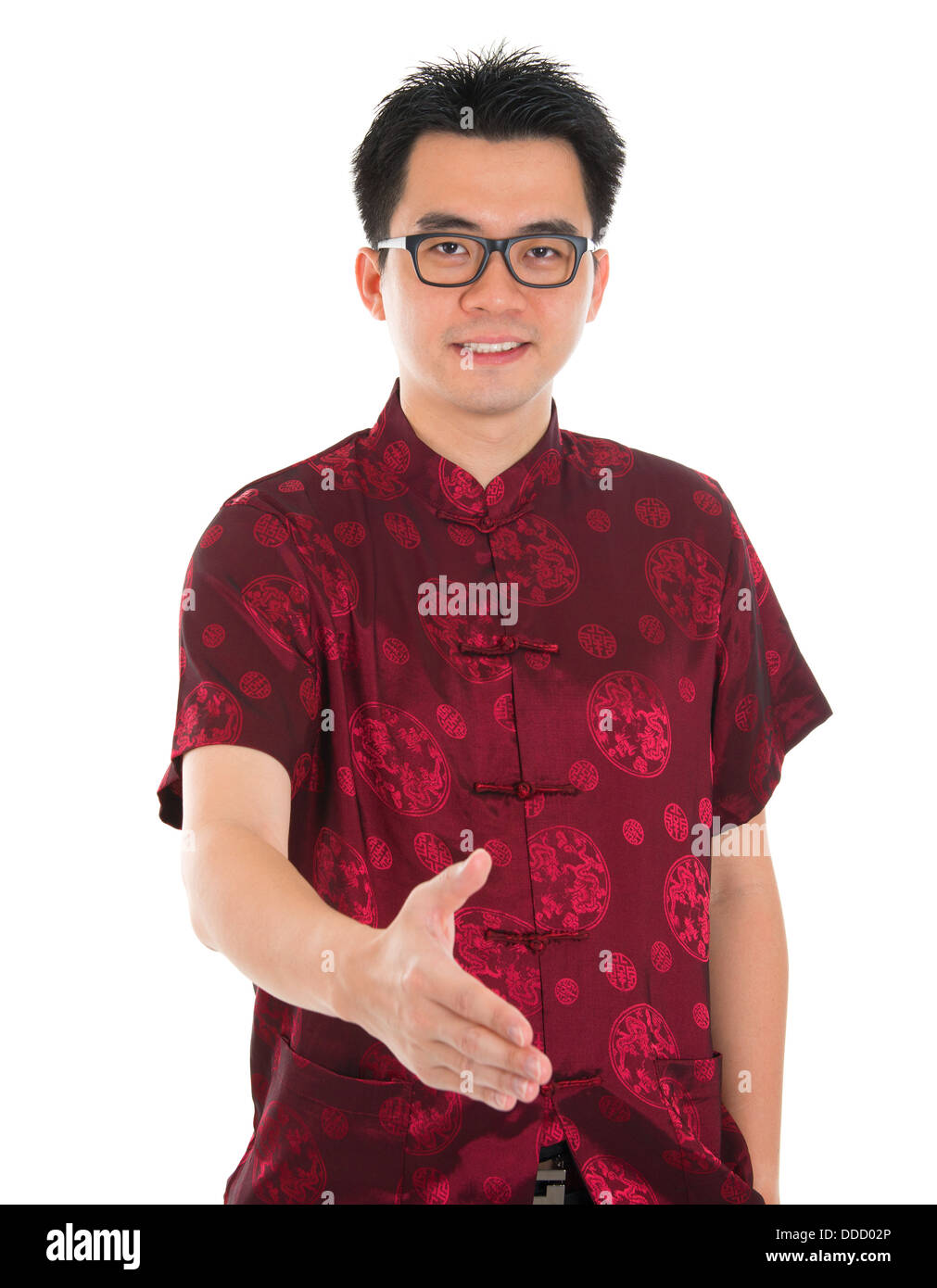 Uomo asiatico in cinese tradizionale Cheongsam o codolo suit estendendo la  mano per dare una stretta di mano, in piedi isolato su sfondo bianco. Asian  modello maschile Foto stock - Alamy