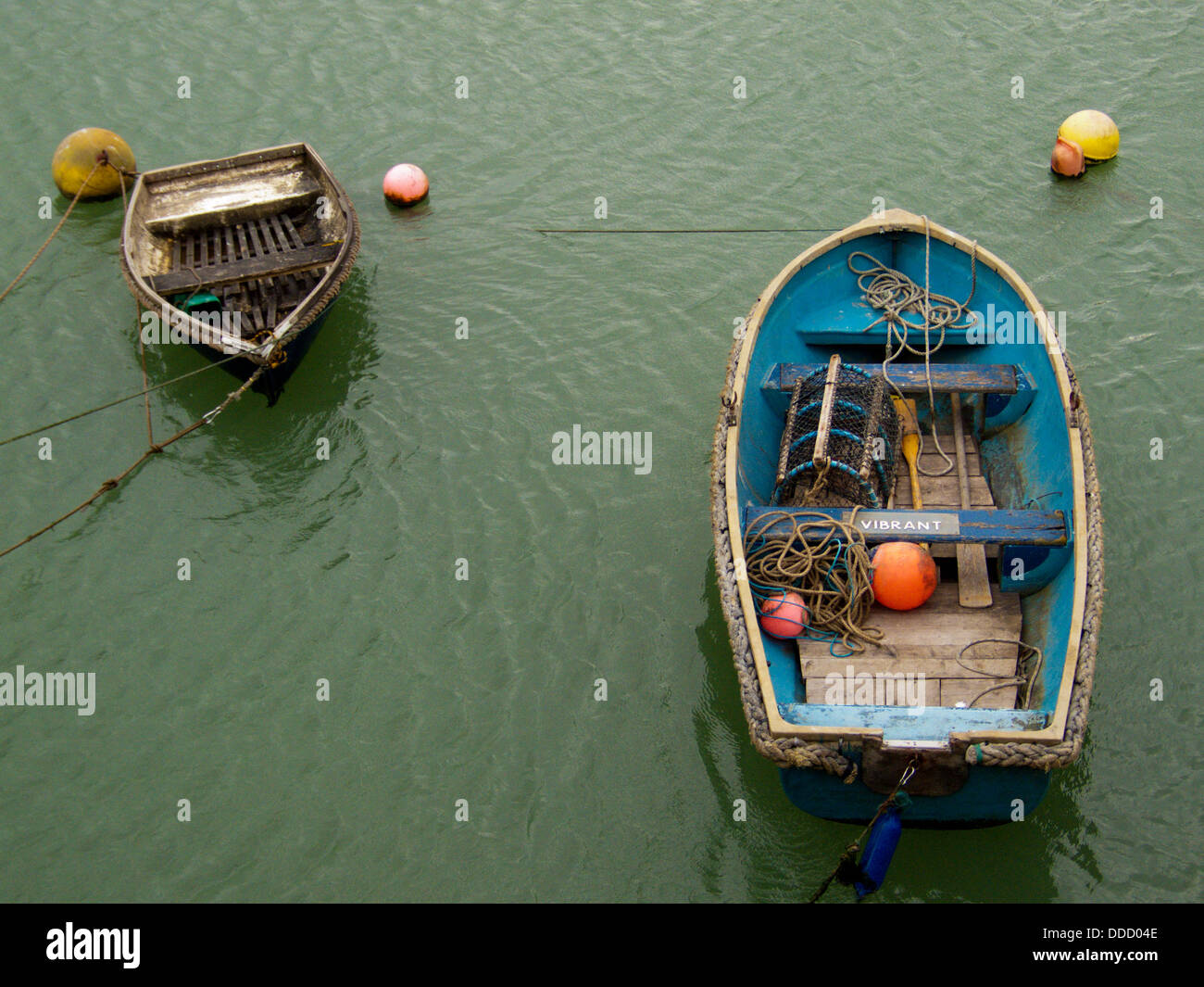 Barche da pesca e delle boe Folkestone Harbour Foto Stock