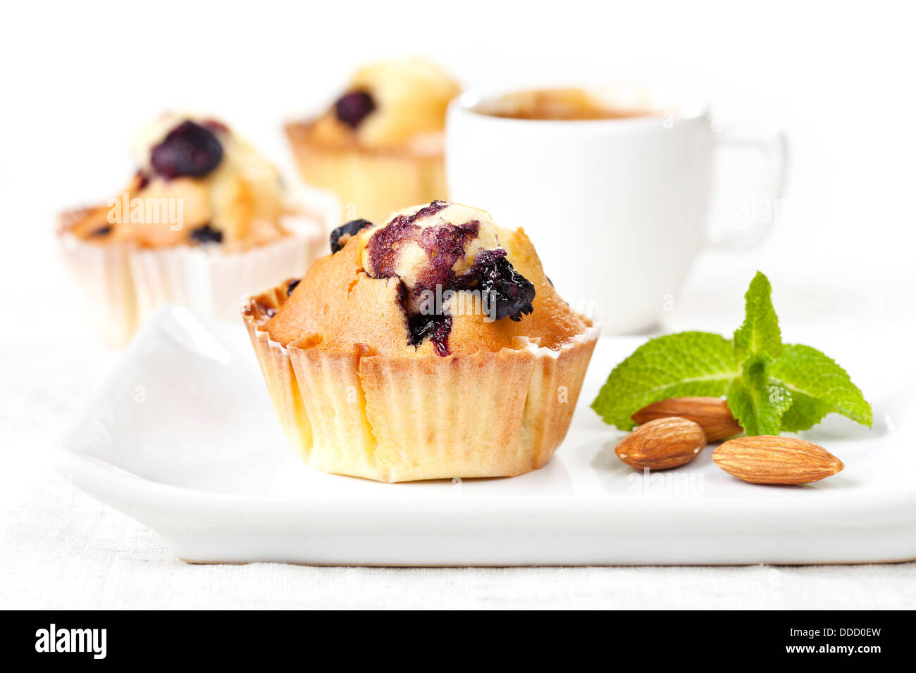 Tre fatti in casa muffin ai mirtilli tortine su sfondo bianco Foto Stock
