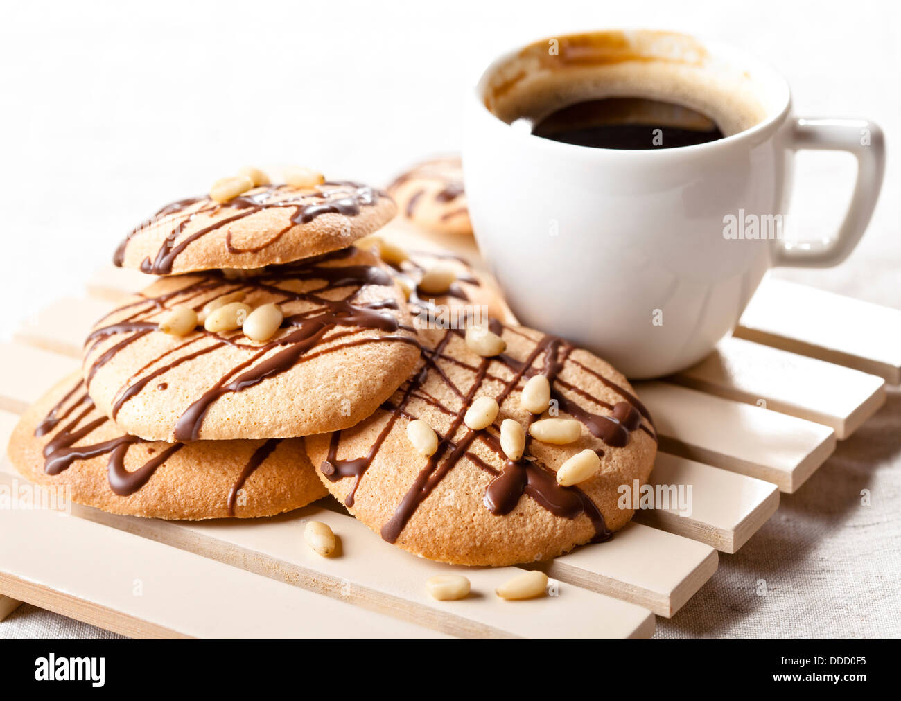 Caffè e biscotti fatti in casa con il cioccolato Foto Stock