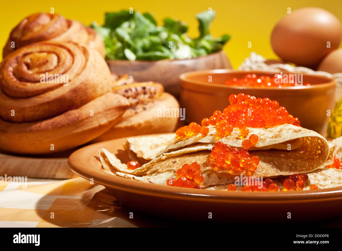 Pancake con caviale rosso e beni cotti al forno Foto Stock