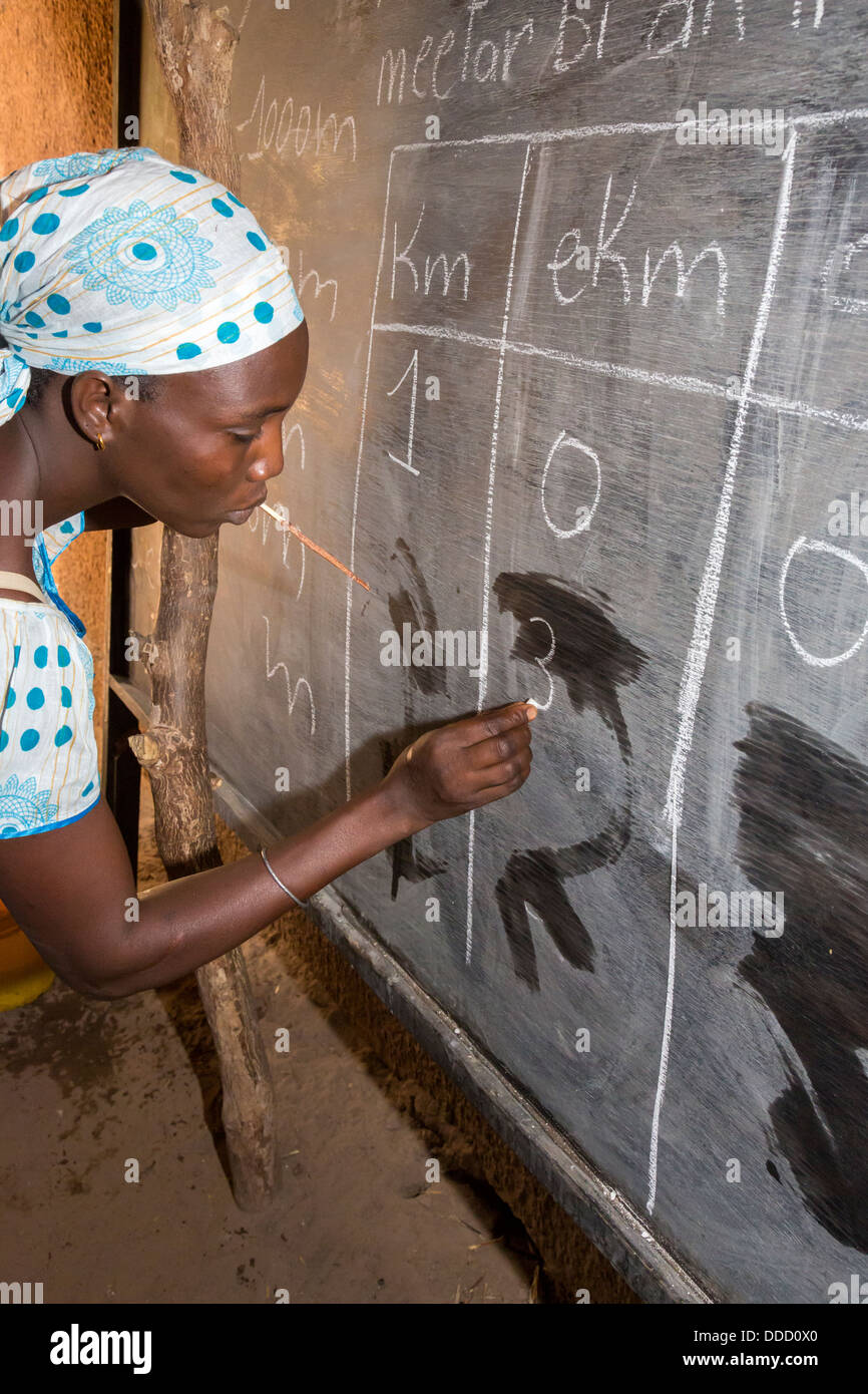Studente di alfabetizzazione degli adulti, classe Santhiou Mboutou Village, Senegal. Un programma di Africare. Foto Stock