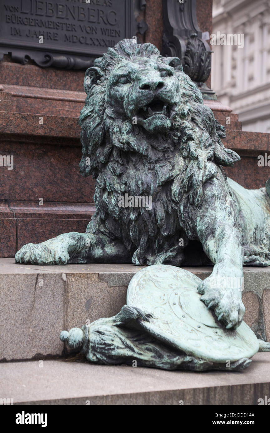 In fusione di bronzo di un leone ai piedi del monumento al centro di Piazza Indipendenza dedicata alla indipendenza eroi Foto Stock