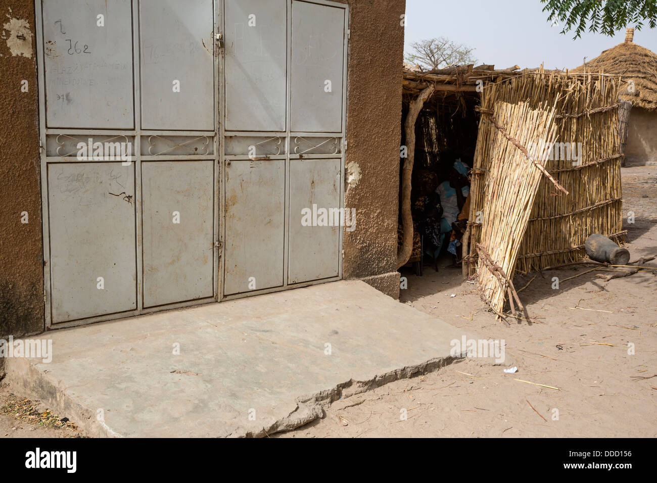 Aula per adulti le classi di alfabetizzazione, fatta di steli di miglio, Santhiou Mboutou Village, Senegal. Un programma di Africare. Foto Stock