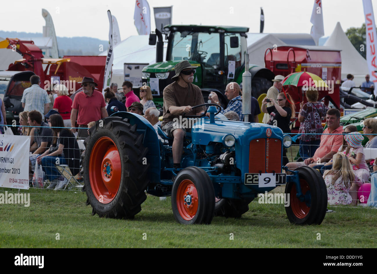 Un Fordson Dexta Utility vintage il trattore sul display alla contea di Bucks visualizza Foto Stock