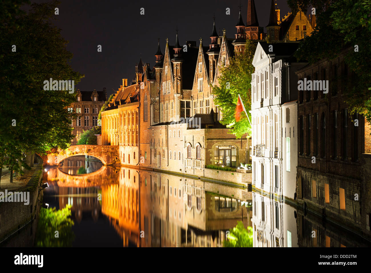 Case sul canale Bruges Foto Stock