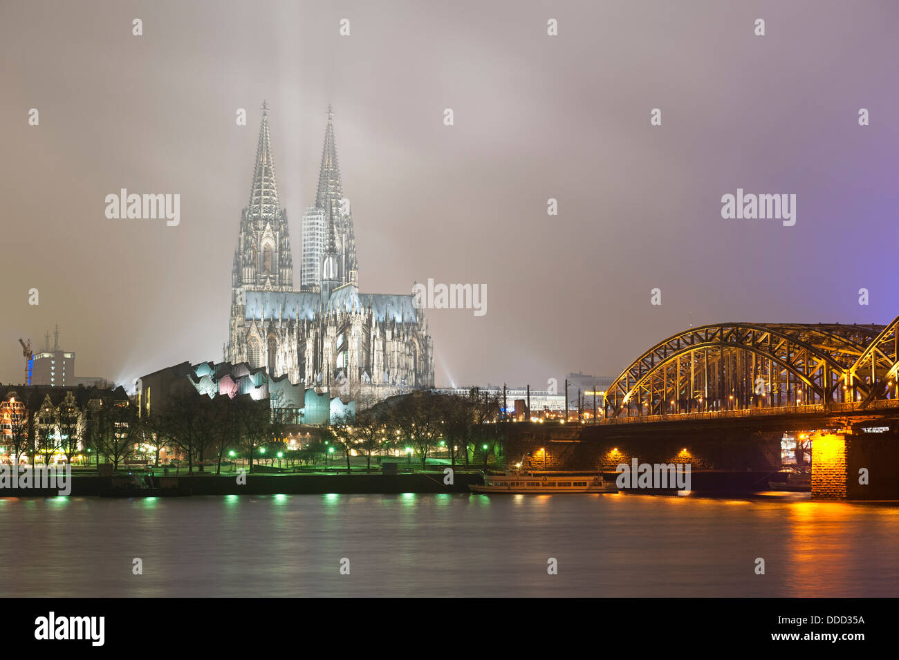 La cattedrale di Colonia di notte Foto Stock