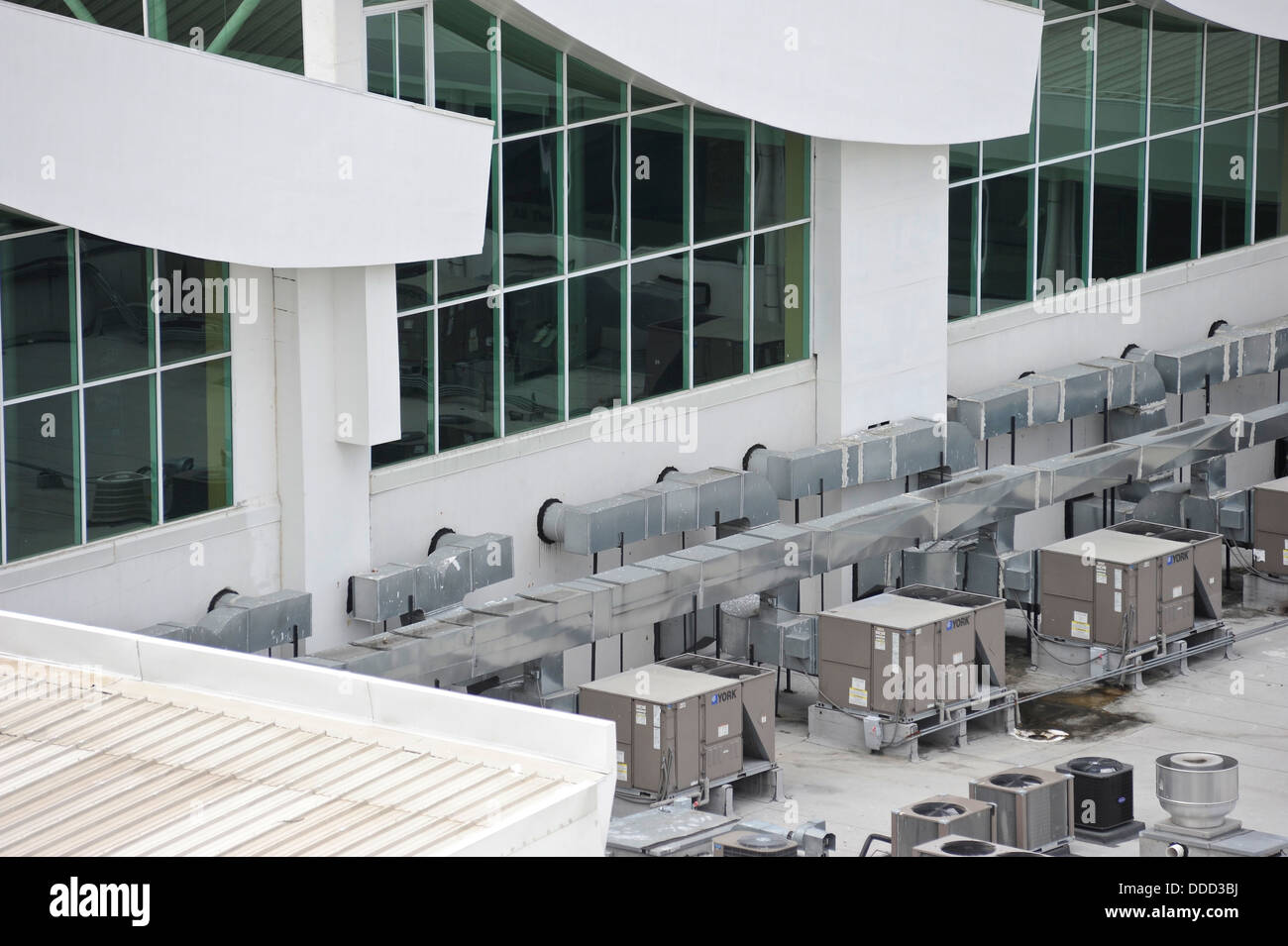 Una vista di unità di condizionamento dell'aria sul tetto del Multiplaza Mall. Foto Stock
