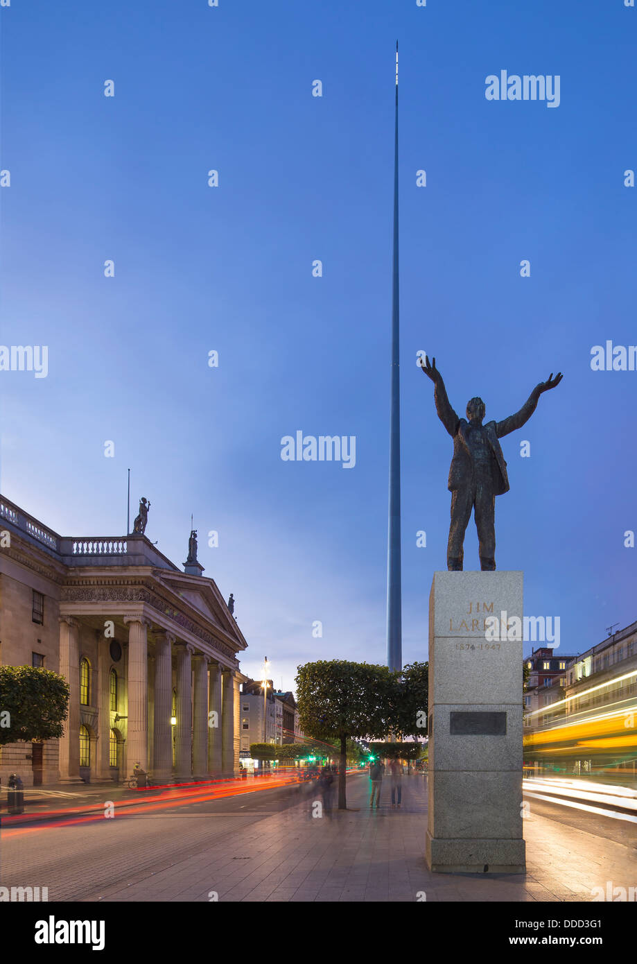 Jim Larkin statua il GPO e la guglia a O'Connell street a Dublino al crepuscolo tramonto con auto e bus lo streaming di luce da Foto Stock