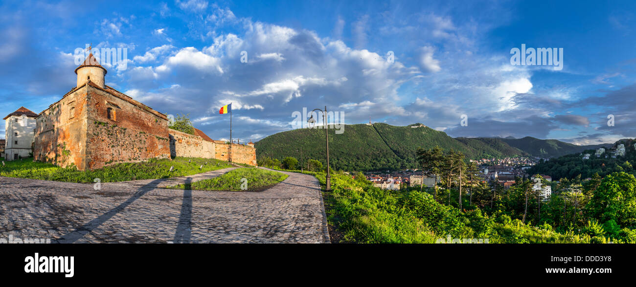 Vista panoramica di Brasov con la sua fortificazione esterna sistema (Transilvania, Romania) Foto Stock