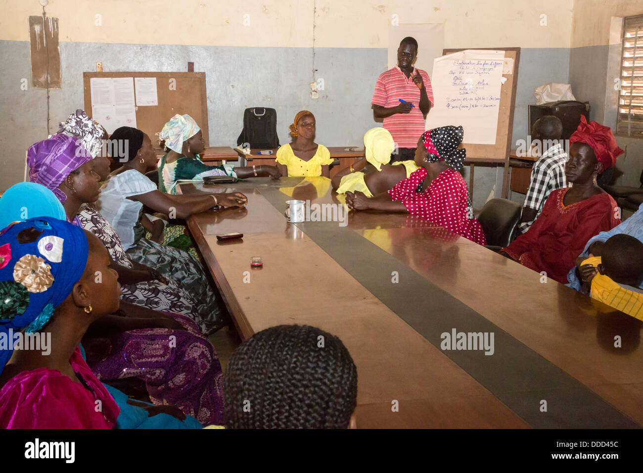 La microfinanza. Le donne che ricevono istruzione in modalità di stima dei costi di semina e la fertilizzazione delle colture. Kaymor, Senegal Foto Stock