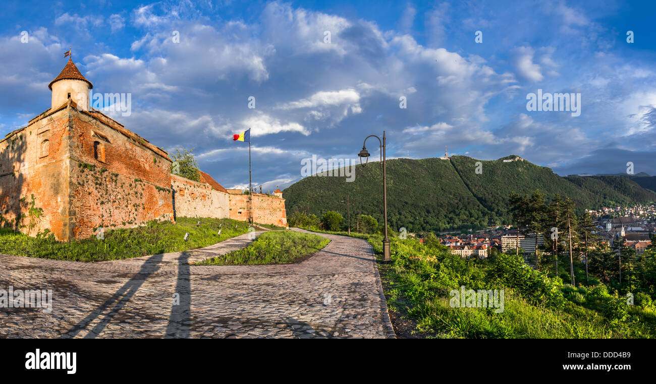 Vista panoramica di Brasov con la sua fortificazione esterna sistema (Transilvania, Romania) Foto Stock