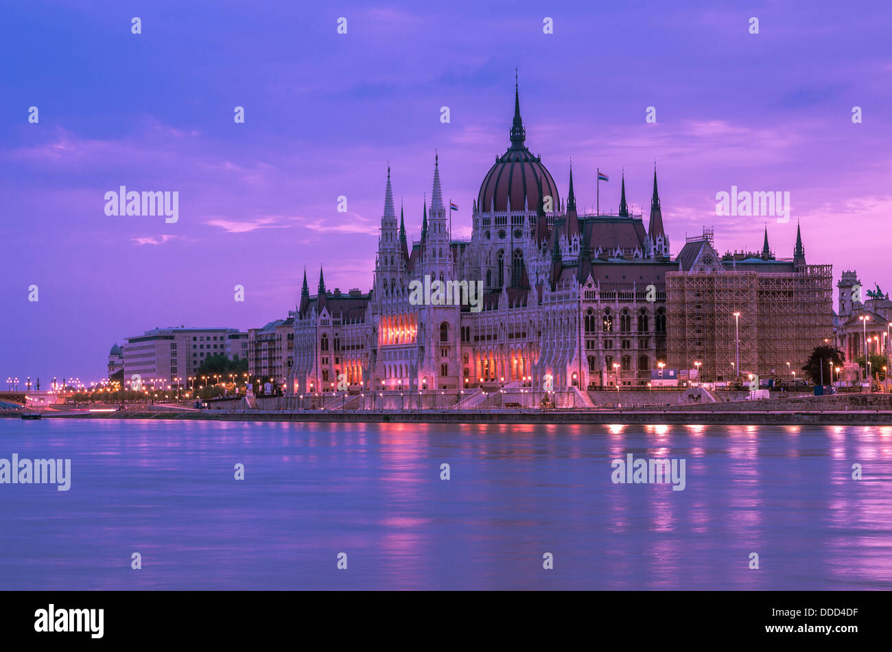 Vista laterale della bella ungherese storico edificio del Parlamento alle prime luci dell'alba Foto Stock