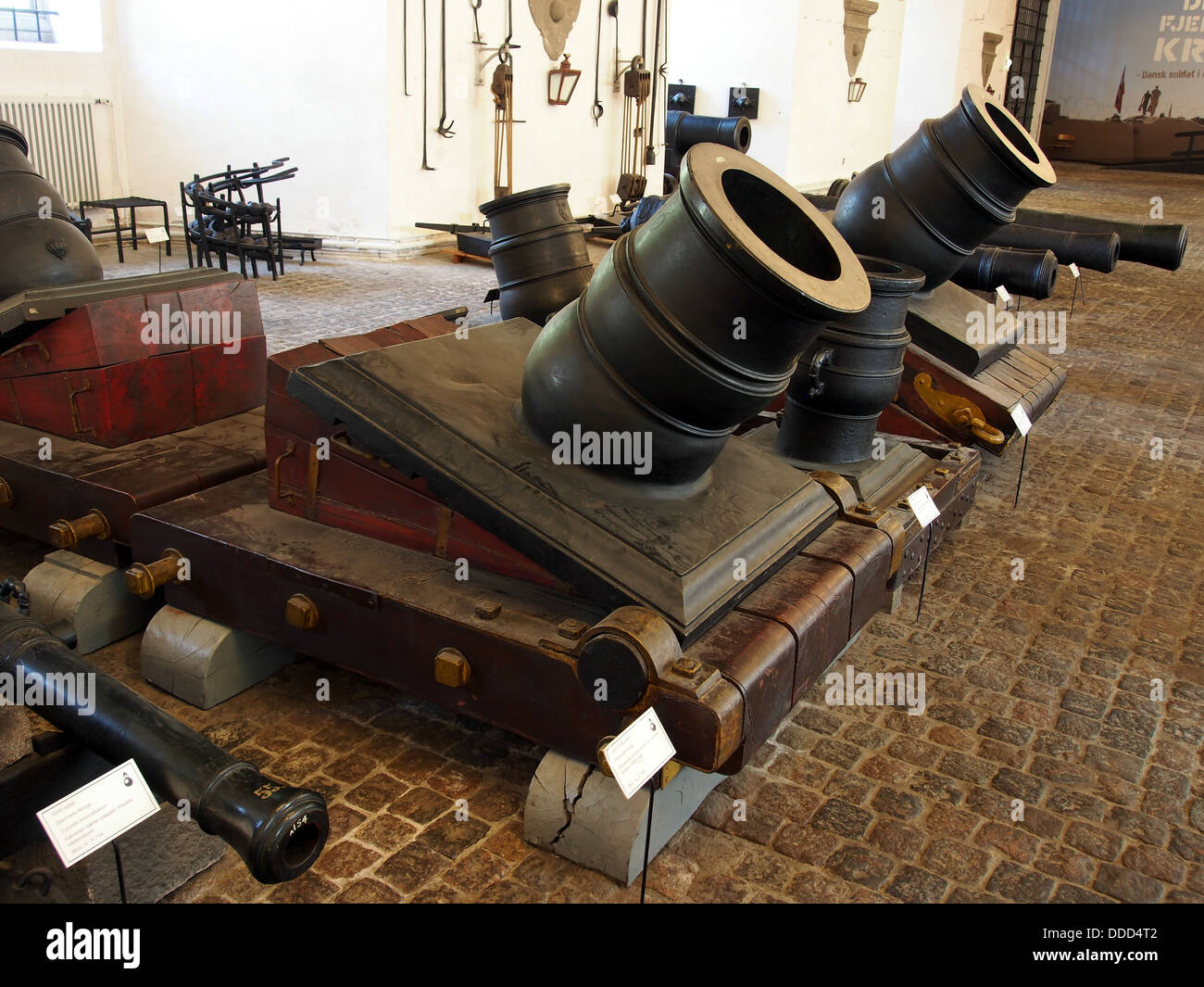 Il mortaio in bronzo del sistema H C3 A6rens da 200 libbre danese-norvegese del 1600-1700 è un'importante arma storica, esposta come parte della collezione di artiglieria. Il mortaio riflette i progressi nella tecnologia militare del periodo. Foto Stock