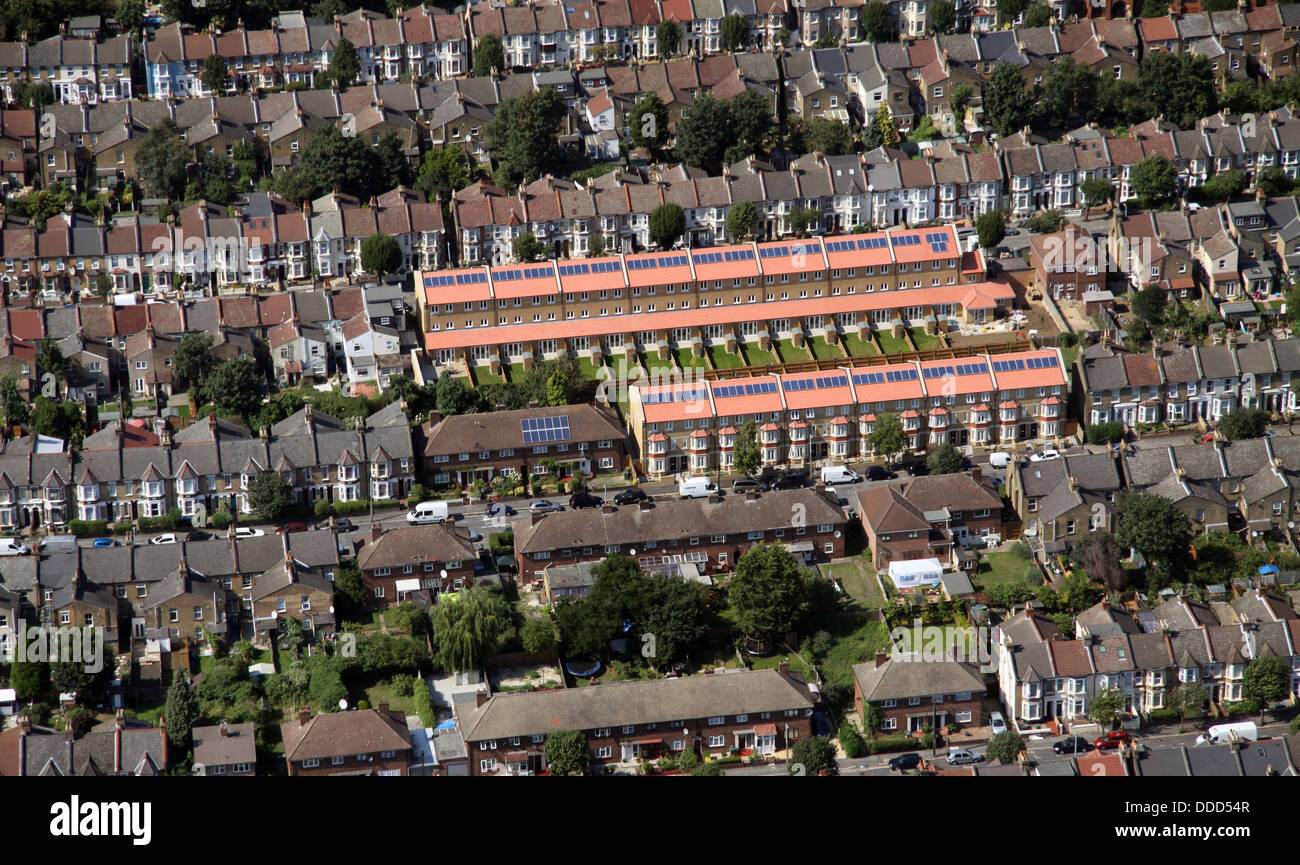 Vista aerea del nuovo alloggiamento con pannelli solari a Londra Foto Stock