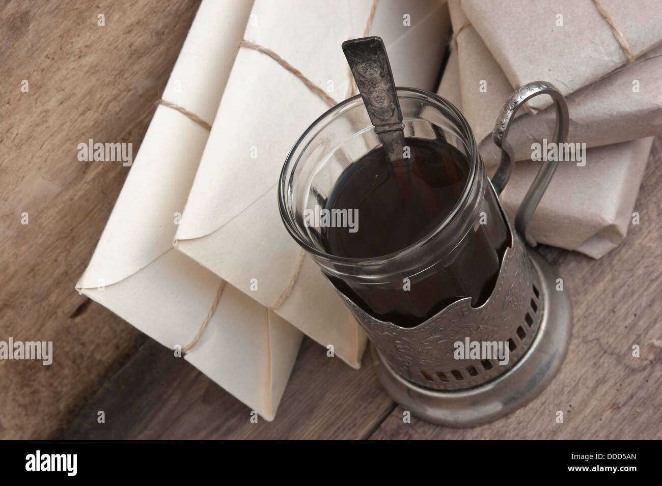 Lettere e un bicchiere di tè Foto Stock
