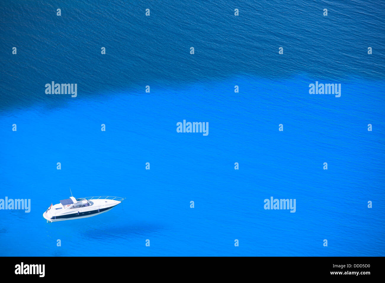 Lonely Yacht in mare aperto vista da sopra Foto Stock