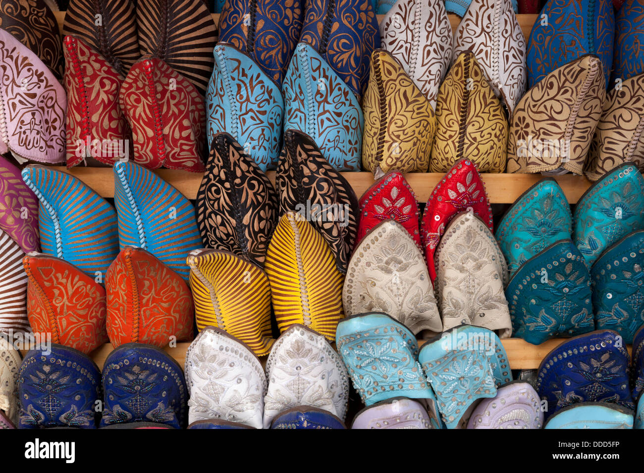 Pantofole marocchino nel souk, Essaouira Costa Atlantica, Marocco, Africa del Nord Foto Stock