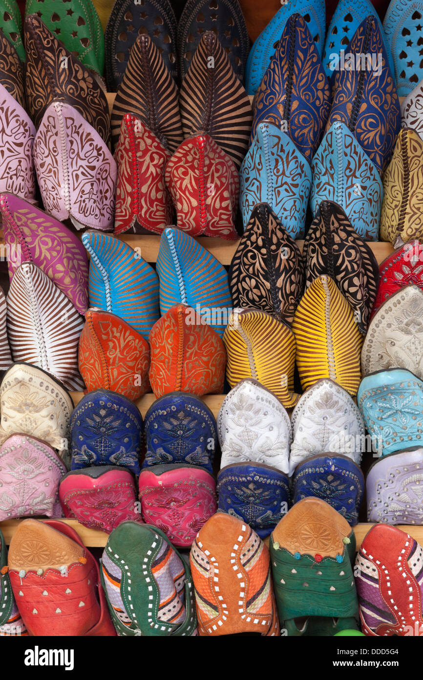 Pantofole marocchino nel souk, Essaouira Costa Atlantica, Marocco, Africa del Nord Foto Stock