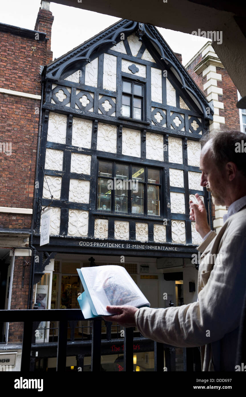 Una guida turistica, Roger Stephens, sottolineando l'architettura medievale nella città di Chester, Cheshire, Inghilterra, Regno Unito. Foto Stock