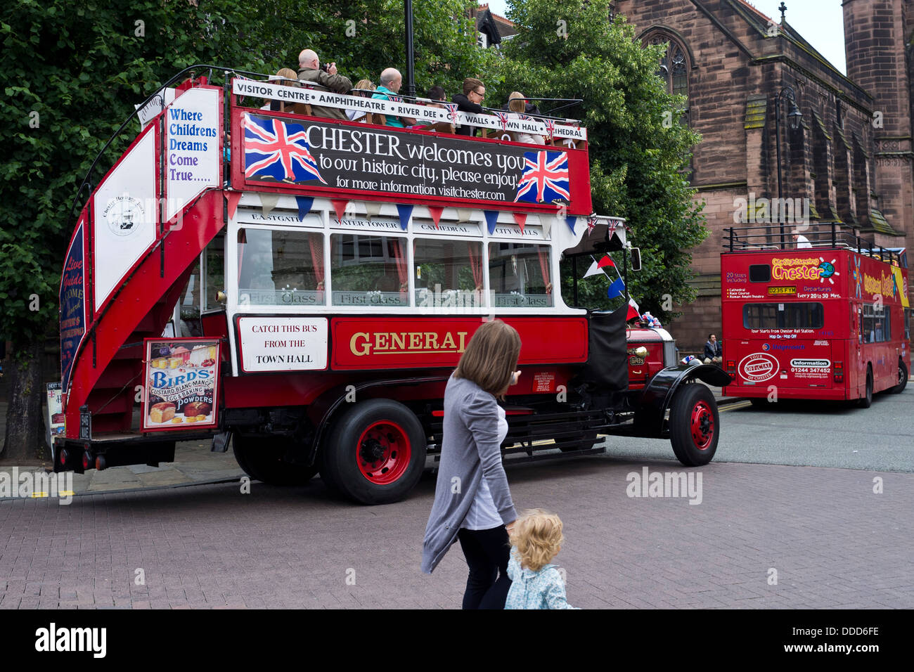 Open top antique tour bus e opentop bus moderno di fronte a Chester Cathedral, Cheshire, Inghilterra, Regno Unito. Foto Stock