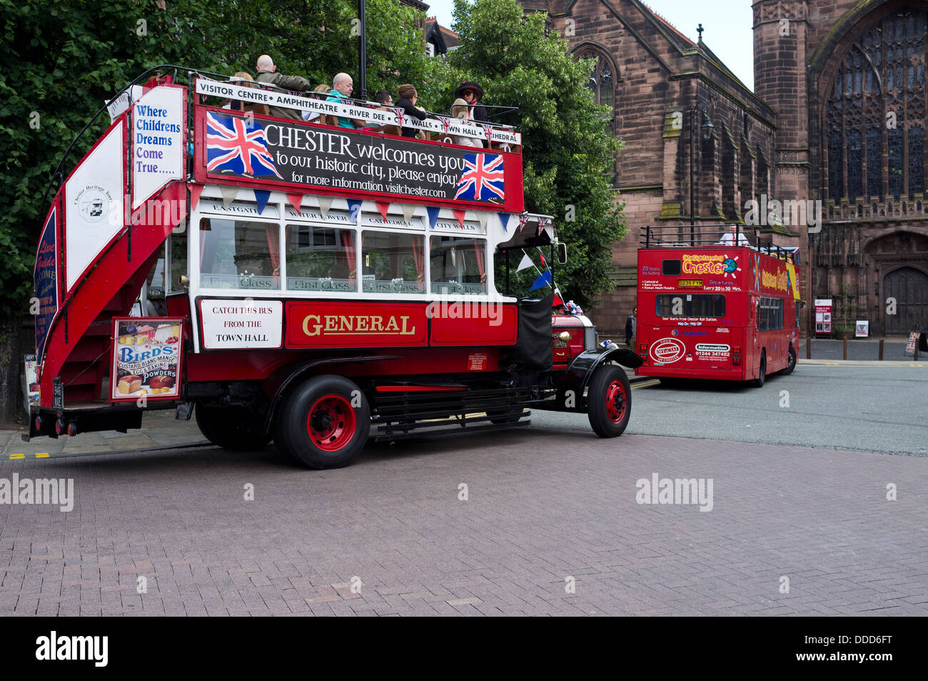 Open top antique tour bus e opentop bus moderno di fronte a Chester Cathedral, Cheshire, Inghilterra, Regno Unito. Foto Stock