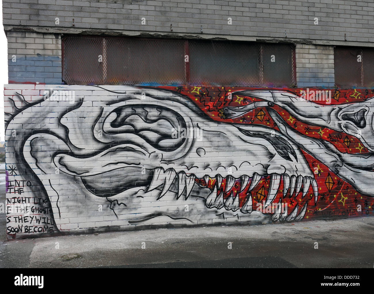 Graffiti sul vuoto edifici per uffici, Superiore Parlamento Street, Liverpool, Merseyside North West England, Regno Unito Foto Stock