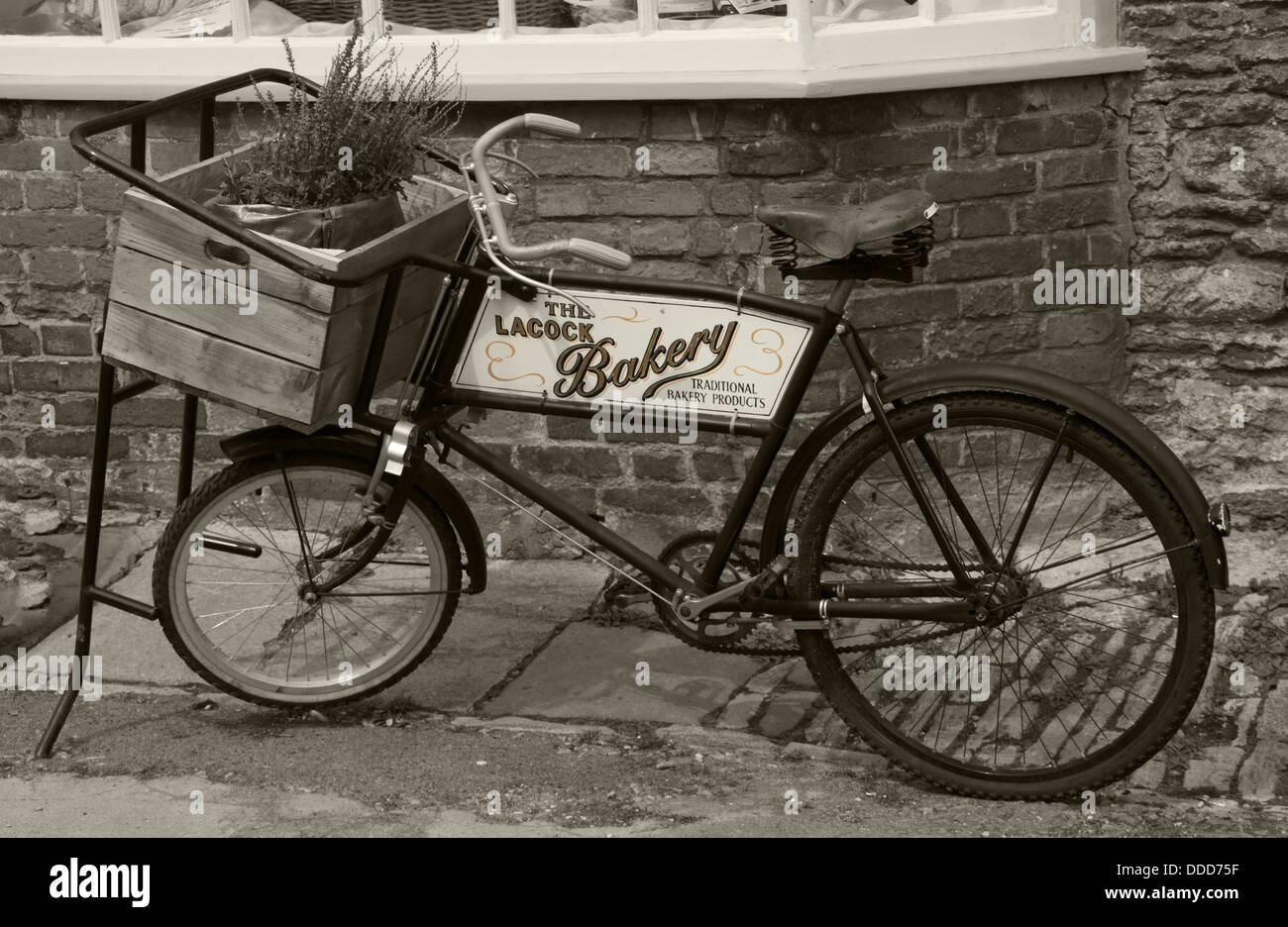 La Lacock Bakery consegna bici, Lacock Village, Wiltshire, Inghilterra, Regno Unito Foto Stock