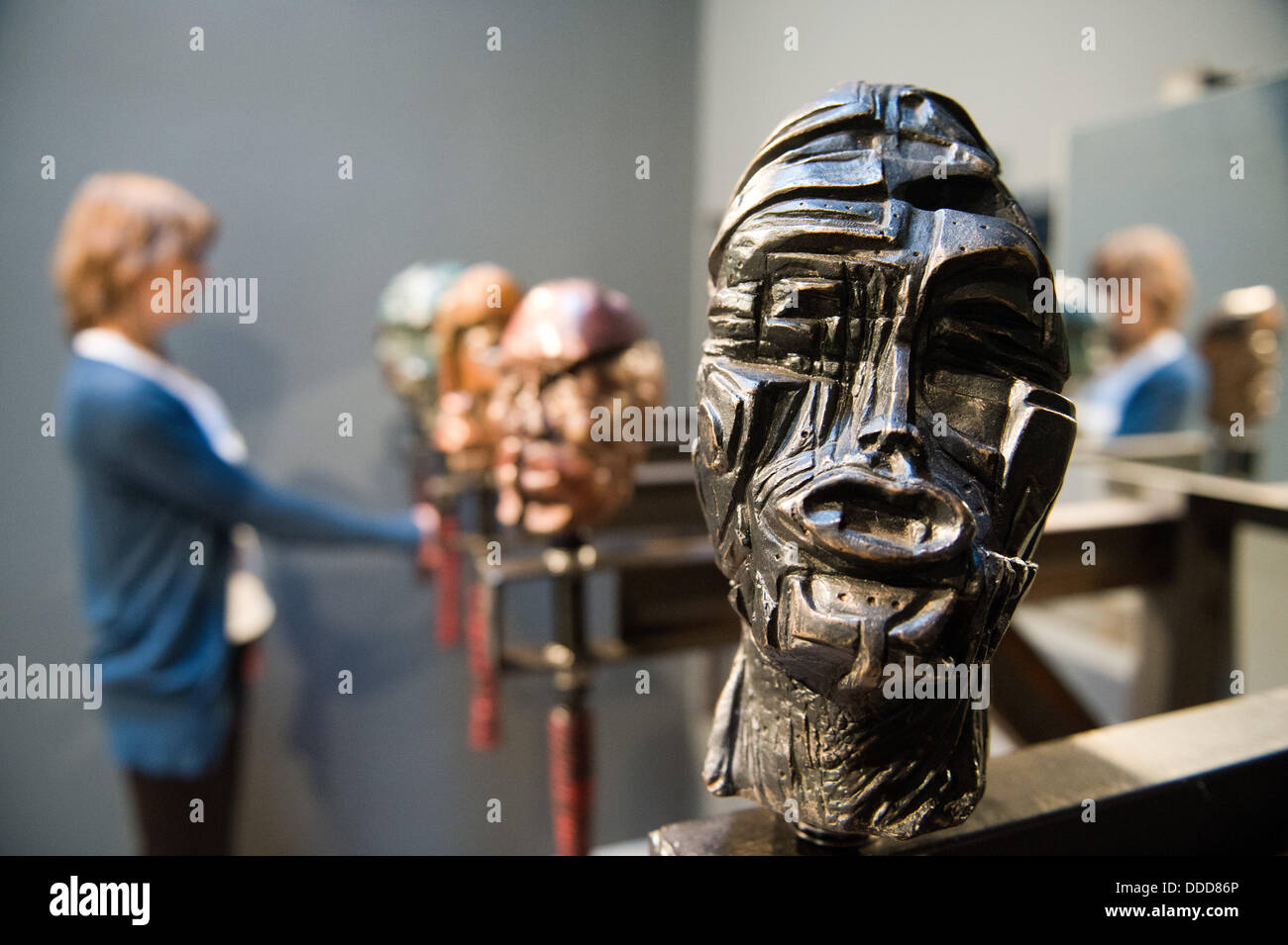 Un visitatore esamina gli oggetti in mostra di Berlino scultore Volker Bartsch nel Georg-Kolbe-Museum di Berlino, Germania, 30 agosto 2013. Foto: MAURIZIO GAMBARINI Foto Stock