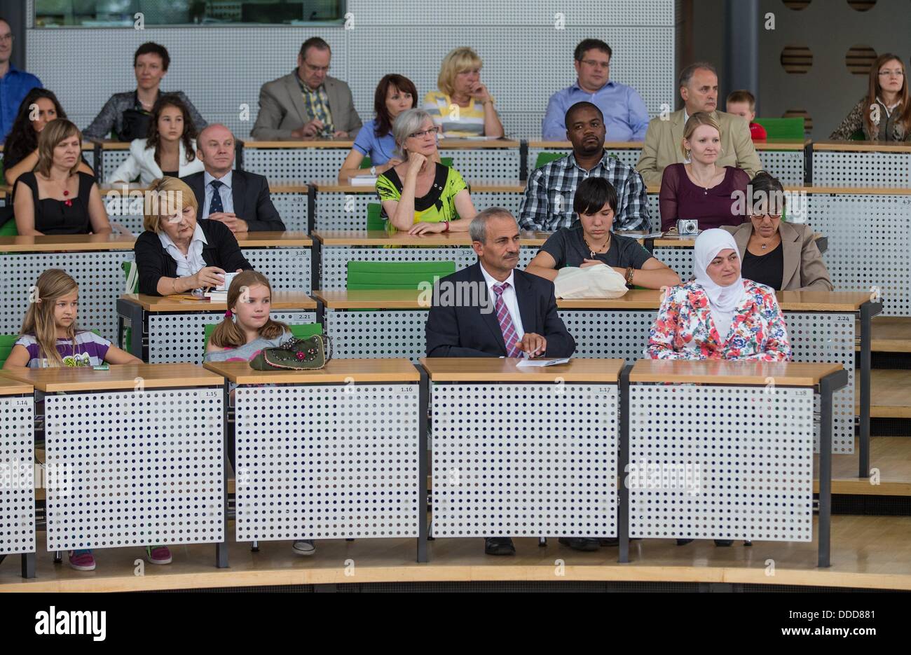 Gli immigrati e le persone da Dresda sedersi nella sala plenaria del Sassone il parlamento dello stato di Dresda, in Germania, il 31 agosto 2013. Un Festival di integrazione è stata celebrata per le persone che hanno ricevuto la loro cittadinanza tedesca nel 2012 in Sassonia. Foto: OLIVER KILLIG Foto Stock