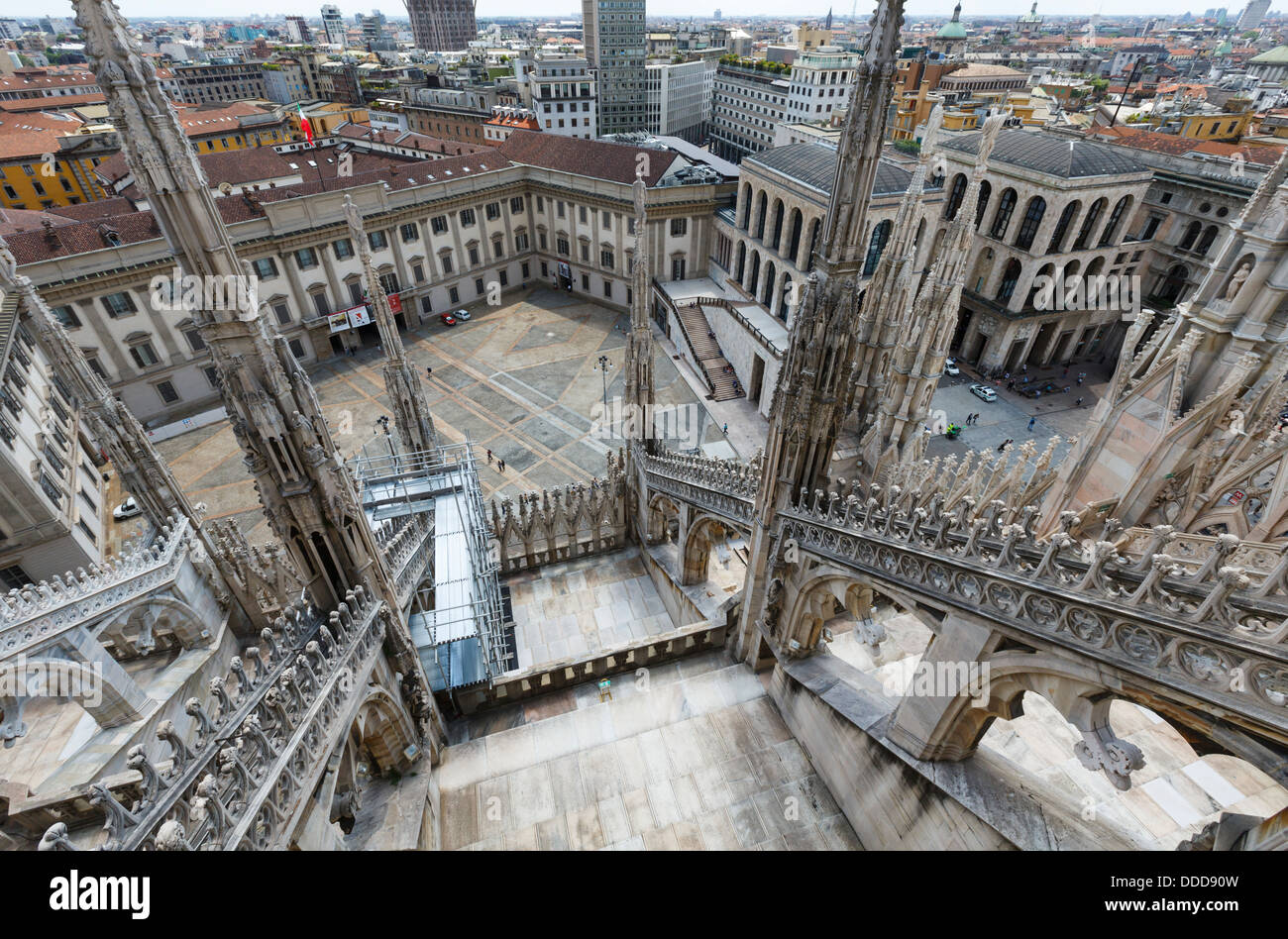 Vista dal tetto del Duomo di Milano (o il Duomo di Milano) su piazza