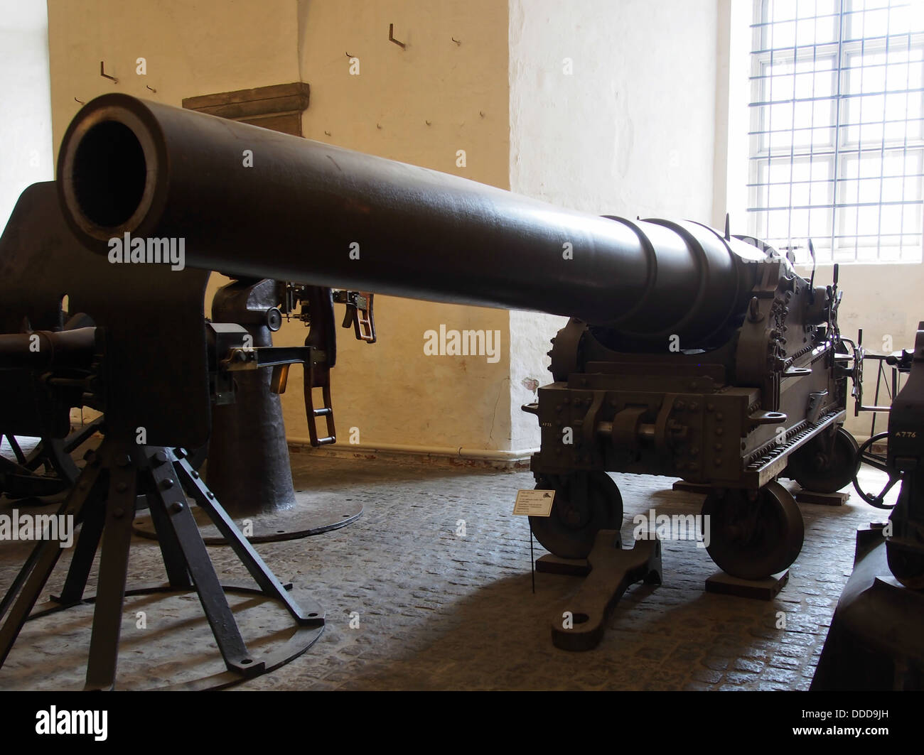 Il cannone danese Friedrich Krupp da 17 cm del 1887 è un pezzo storico di artiglieria esposto al Royal Danish Arsenal Museum di Copenaghen. È stato utilizzato nella difesa costiera e dimostra l'ingegneria militare della fine del XIX secolo. Foto Stock