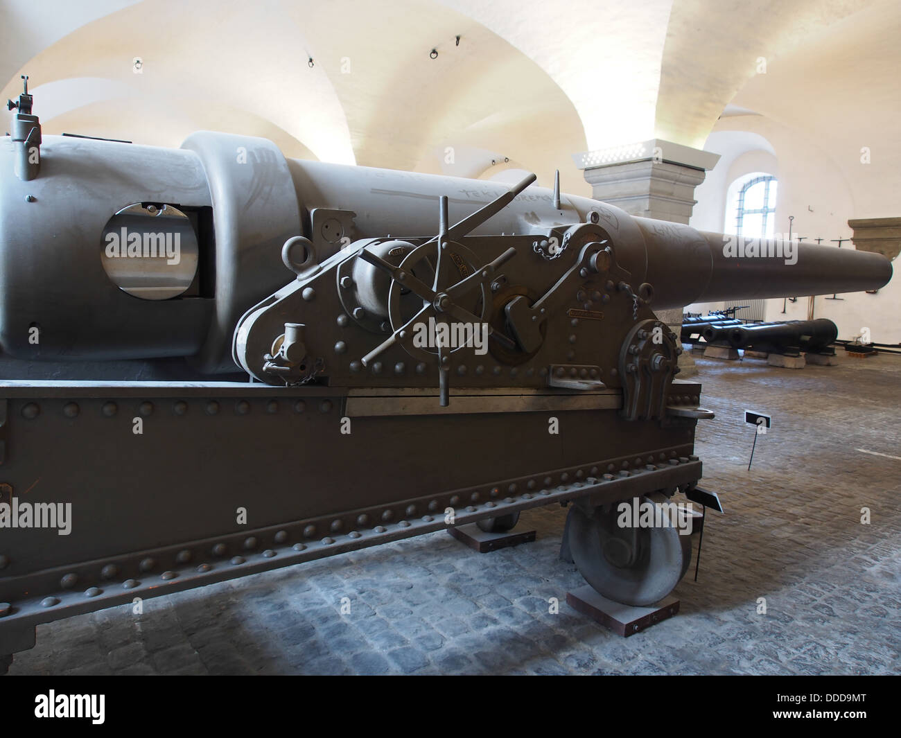 Il cannone da 17 cm Friedrich Krupp del 1887 è un pezzo storico di artiglieria in mostra al Royal Danish Arsenal Museum di Copenaghen. È un esempio significativo di tecnologia militare della fine del XIX secolo. Foto Stock