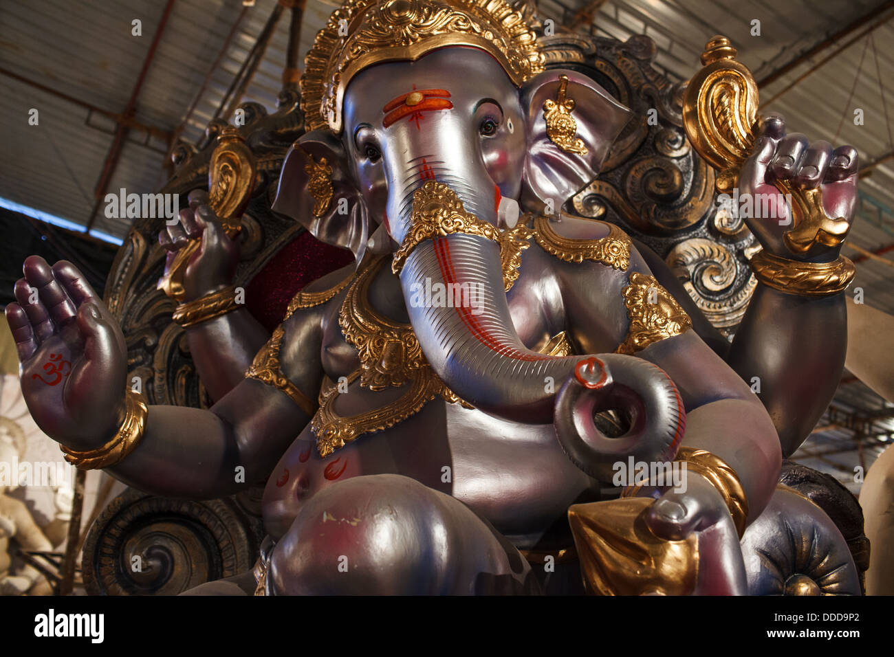 Una grande statua di Lord Ganesh preparato per Ganesh Chaturthi festival in un workshop in Parel area di Mumbai, India. Foto Stock