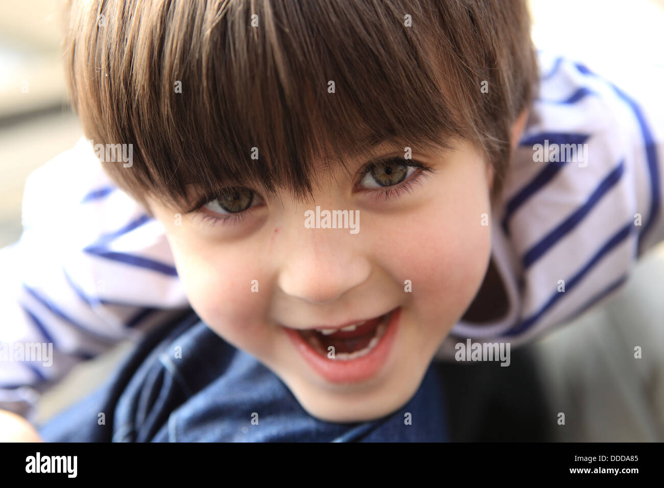 Felice e carino ragazzo Foto Stock