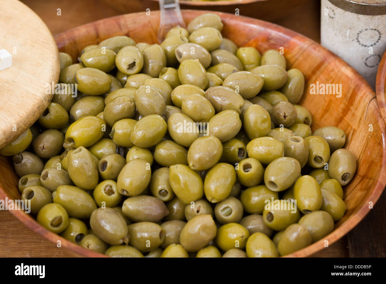 Regina Olive ripiene con i peperoncini jalapeno in una ciotola di bambù Foto Stock