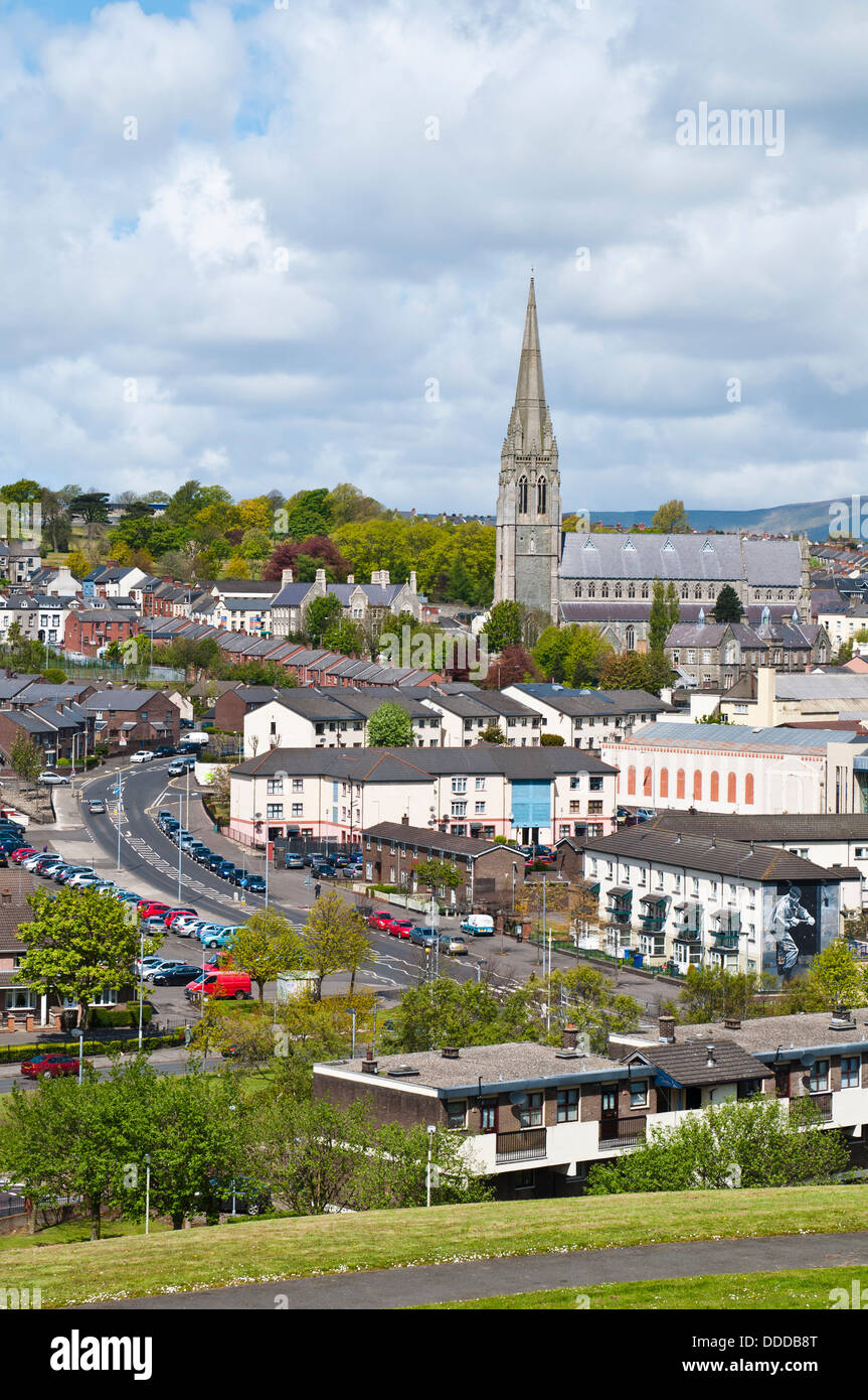 Incredibile vista città con San Eugenio's Cathedral di Derry, Irlanda del Nord Foto Stock