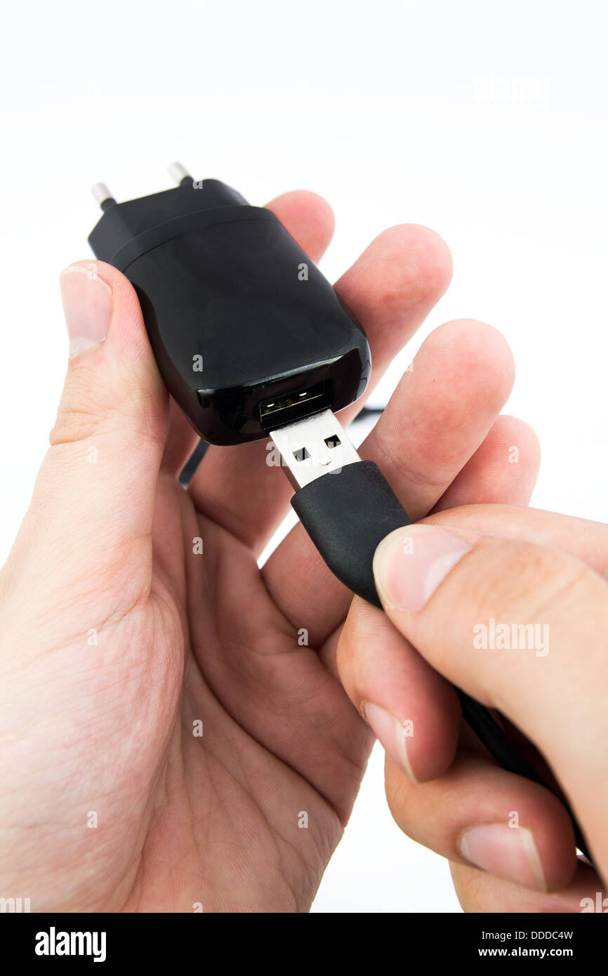 Uomo con black USB Phone Charger Foto Stock